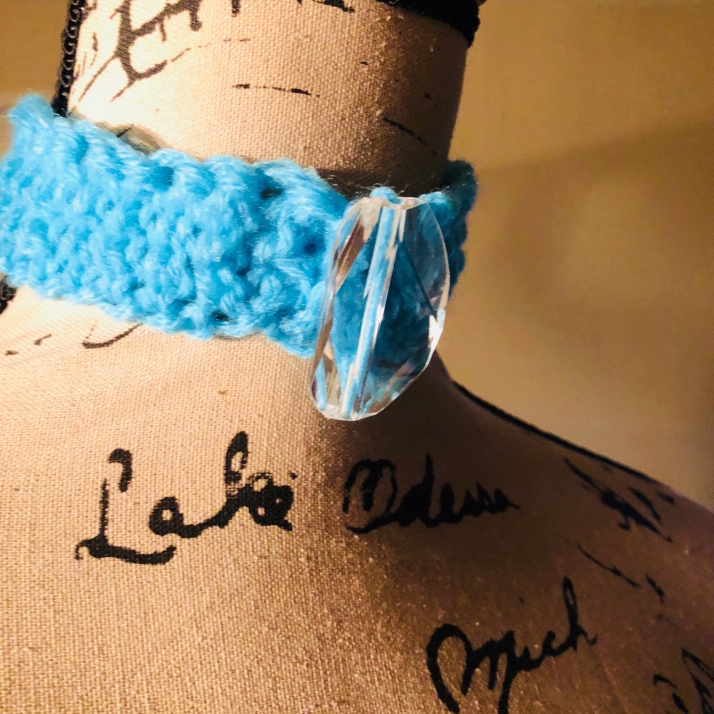 Crocheted neck choker